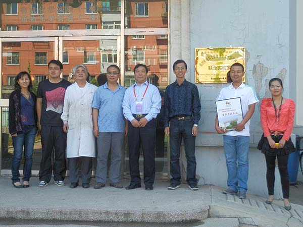 沈陽藥科大學(xué)部分師生和鄭州長(zhǎng)城科工貿(mào)王總合影